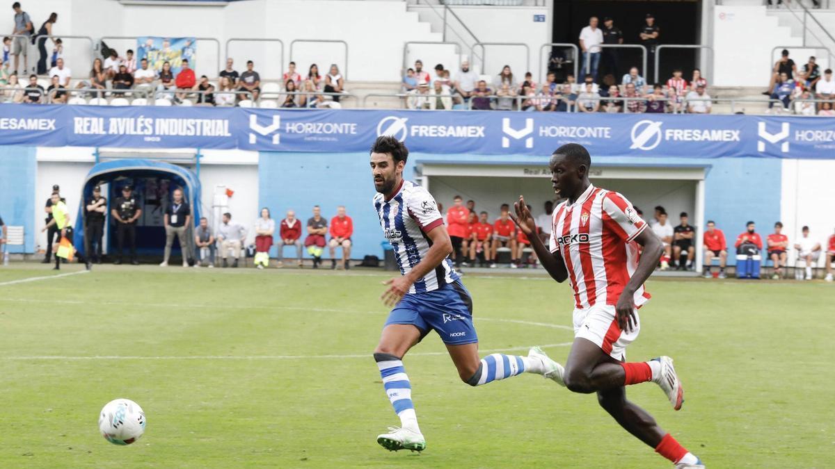 Julio Rodríguez pugna un balón contra Amadou en un partido de pretemporada