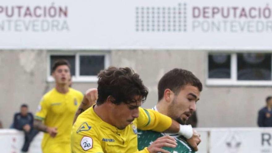 Óscar Martínez, del Coruxo, lucha por el balón con un jugador canario. // Alba Villar