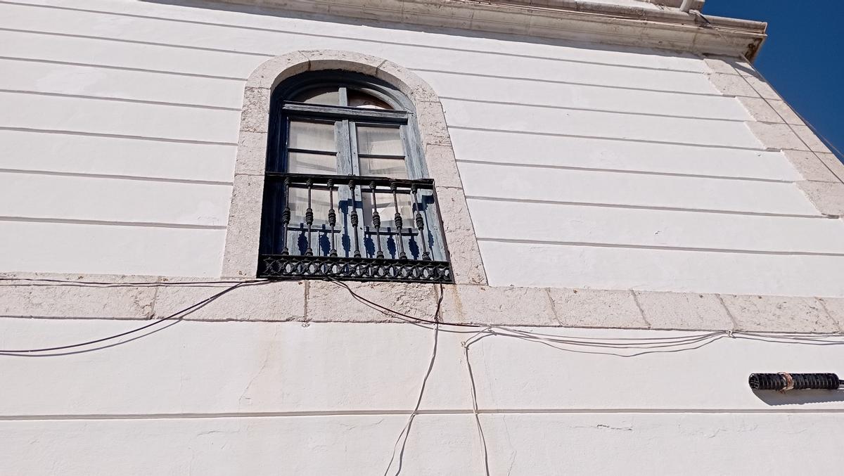 El cristal superior de esta ventana de La Farola lleva, como mínimo, sin reponerse desde 2012.