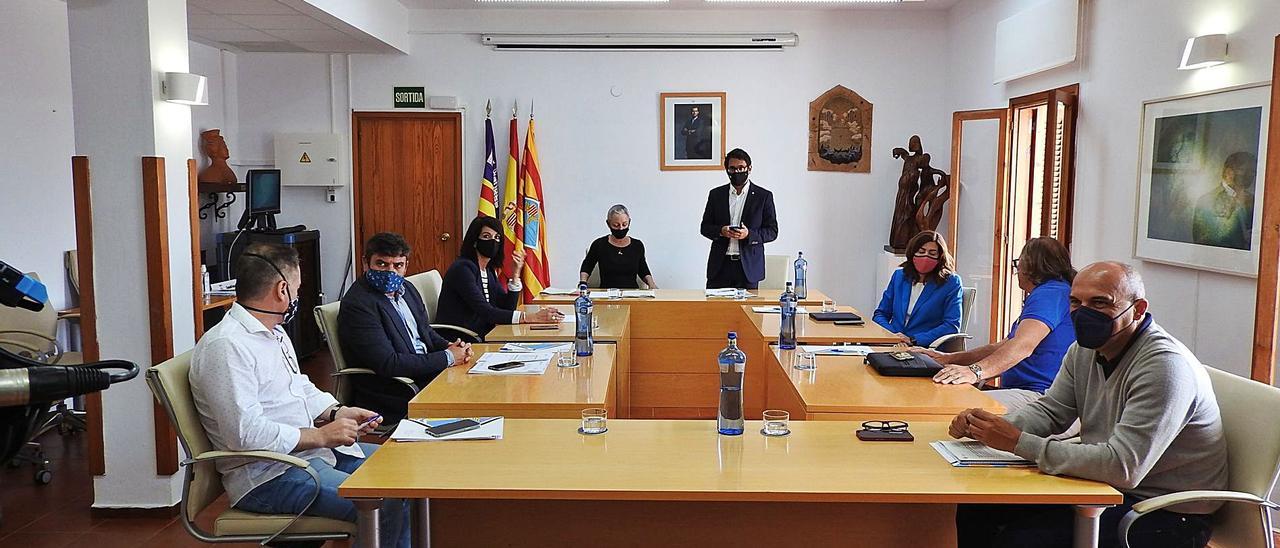 Un momento de la reunión mantenida entre el conseller balear de Turismo, Iago Negueruela, el Consell y el sector turístico local.