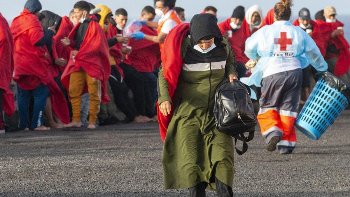 Salvamento Marítimo desembarcó ayer en Arrecife a 129 personas de origen magrebí y subsahariano.