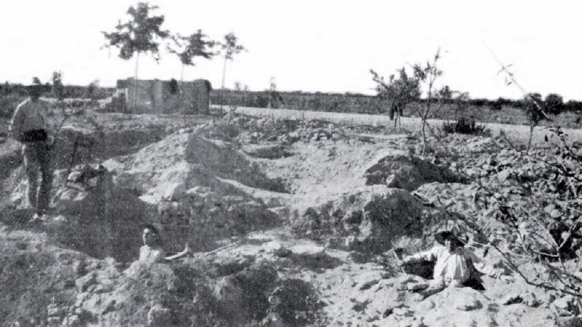 Foto de excavaciones en el yacimiento de Villa Filomena, en la década de 1920.