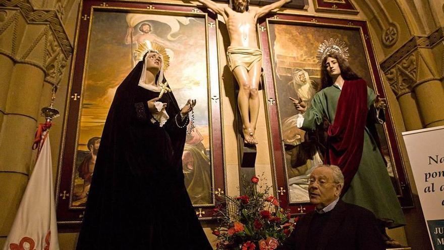 El párroco de San Pedro, Javier Gómez Cuesta, ante la imagen de la Virgen Dolorosa con el puñal sustituto.