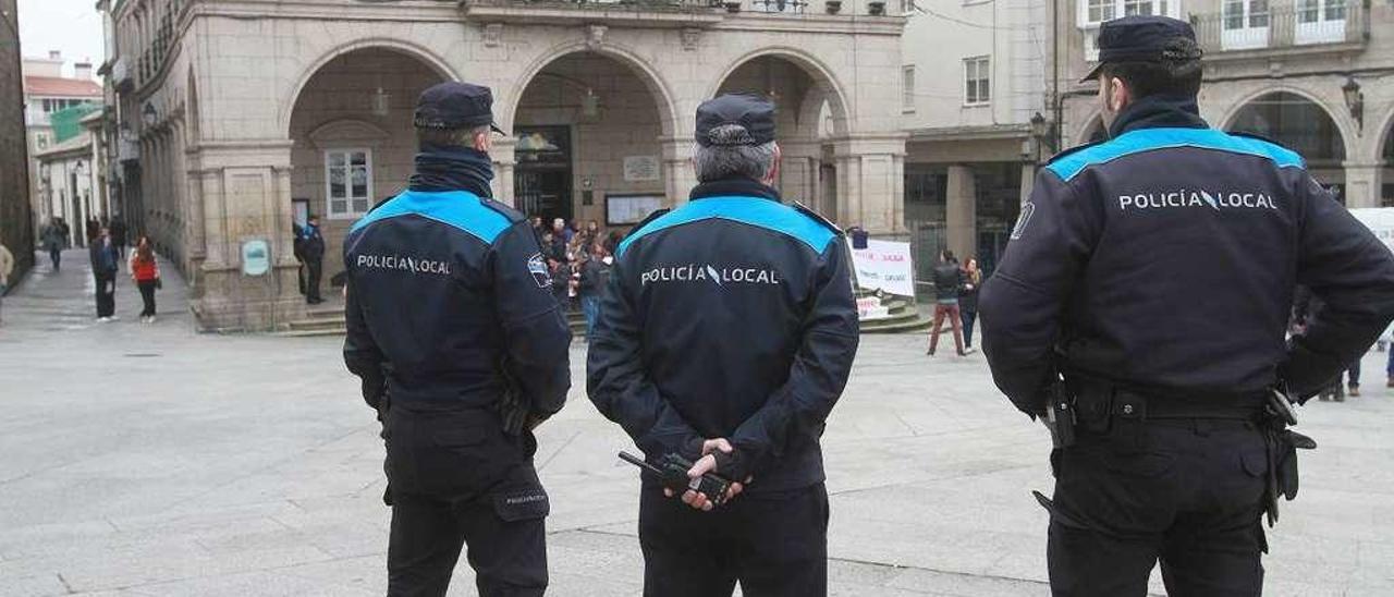Agentes de Policía Local de Ourense, de servicio en la Plaza Mayor de la ciudad. // Iñaki Osorio