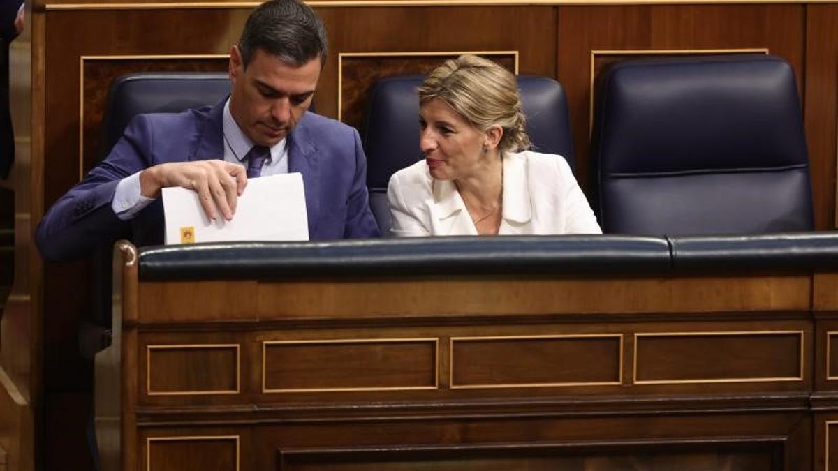 El presidente del Gobierno, Pedro Sánchez, junto a la vicepresidenta segunda del Ejecutivo y ministra de Trabajo y Economía Social, Yolanda Díaz, el pasado 8 de junio de 2022 en el Congreso.