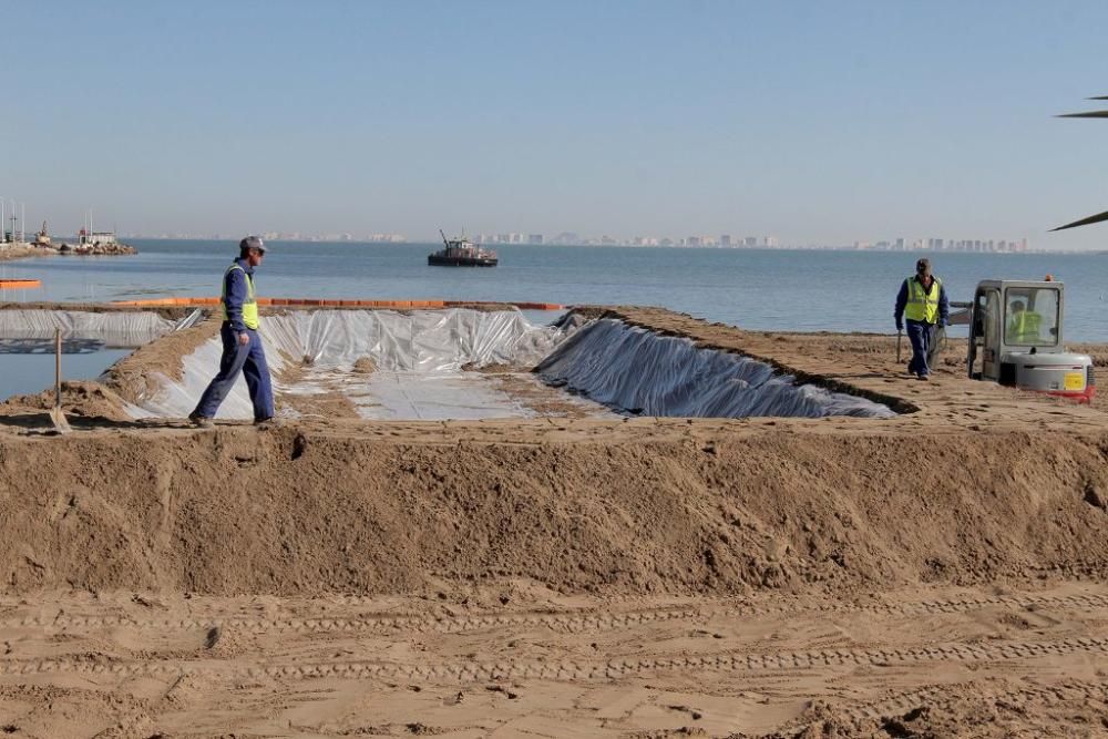 Así trabaja la brigada de limpieza en el Mar Menor