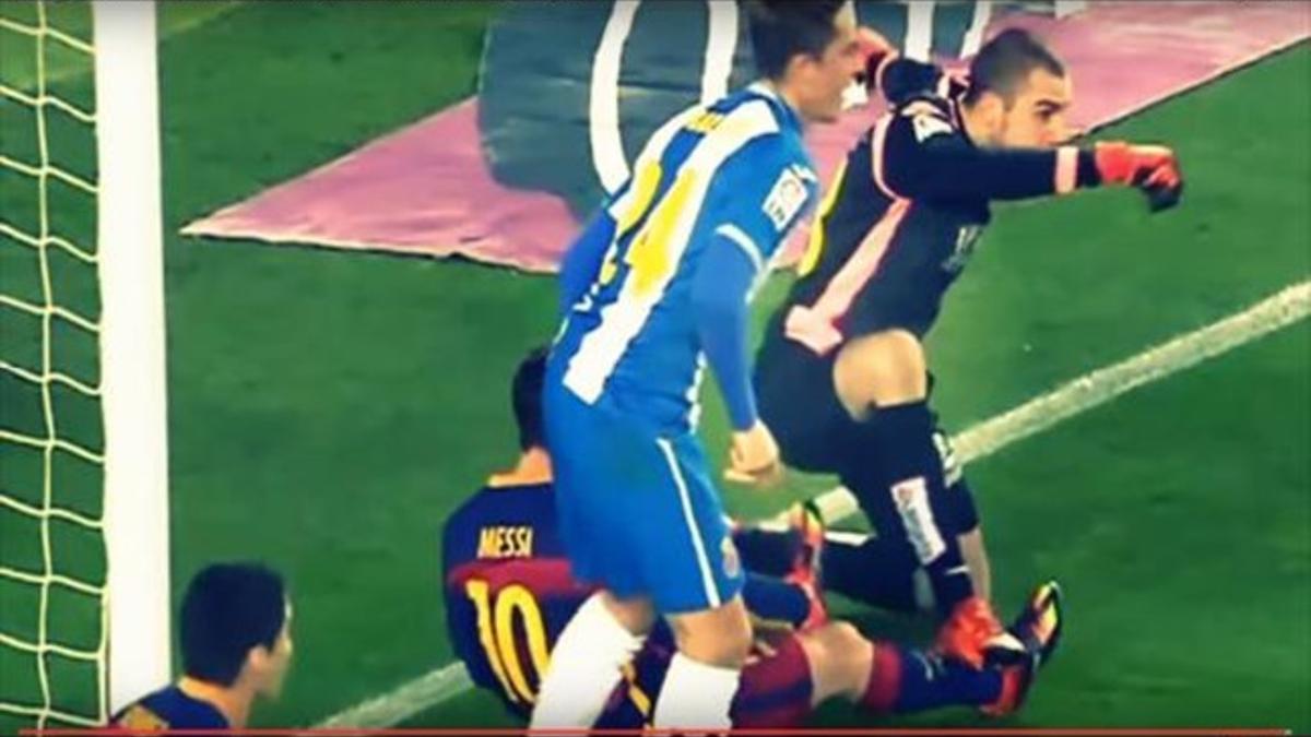 Pau López pisa la pierna derecha de Messi en un lance del partido.