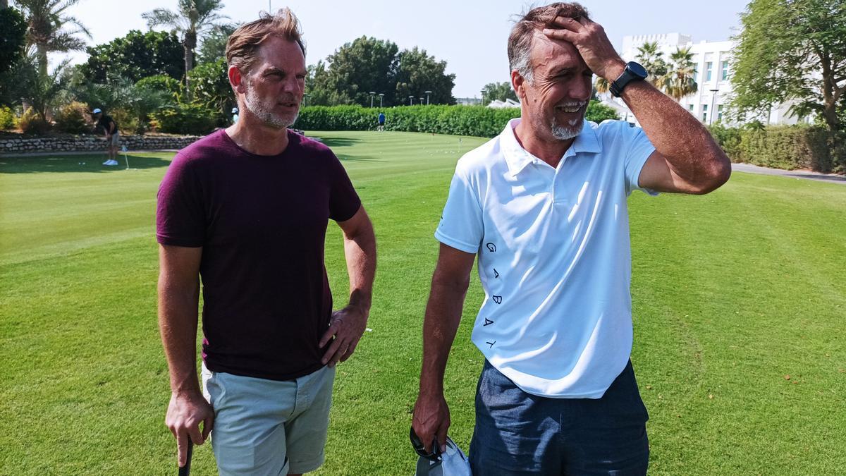 Ronald de Boer y Gabriel Batistuta conversan en el Doha Club Golf.