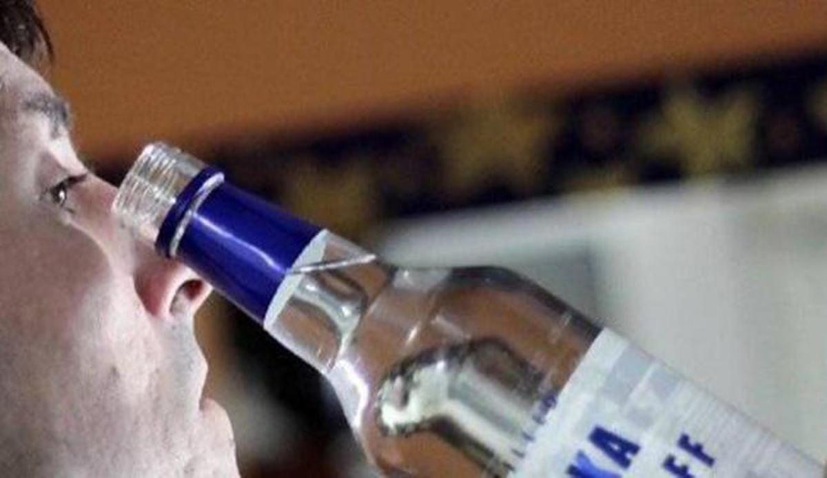 Un joven se introduce vodka por los ojos.