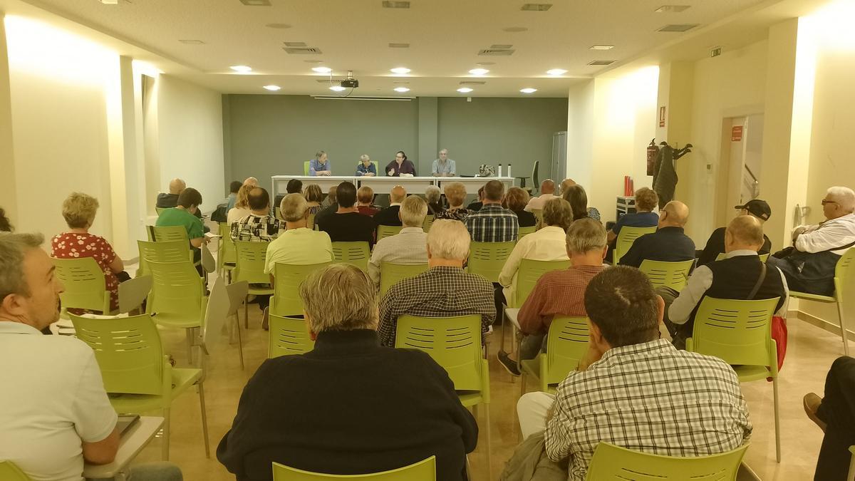 José Ortuño, Fermina Giner, Pilar Fernández y Pedro García, presiden la segunda de las reuniones de la plataforma en defensa de la sanidad.