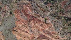 Acumulación de rocas sedimentarias en el Pirineo español. Los estratos rojo y amarillo muestran sedimentos depositados en el continente hace 56 millones de años.