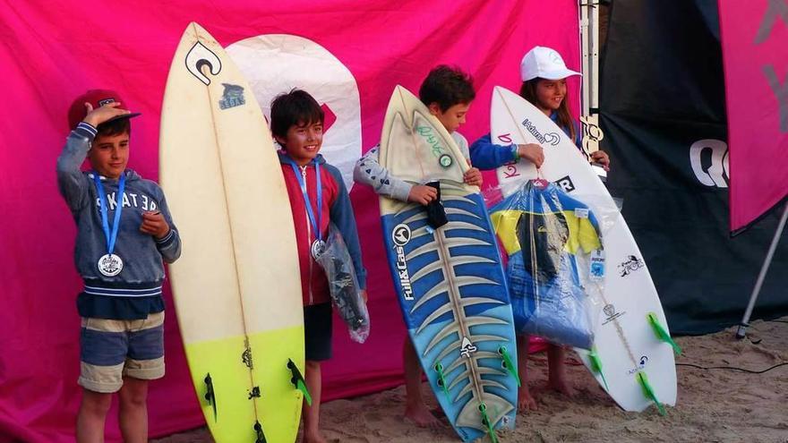 Nueva victoria para la surfista tapiega de 9 años Kenia López