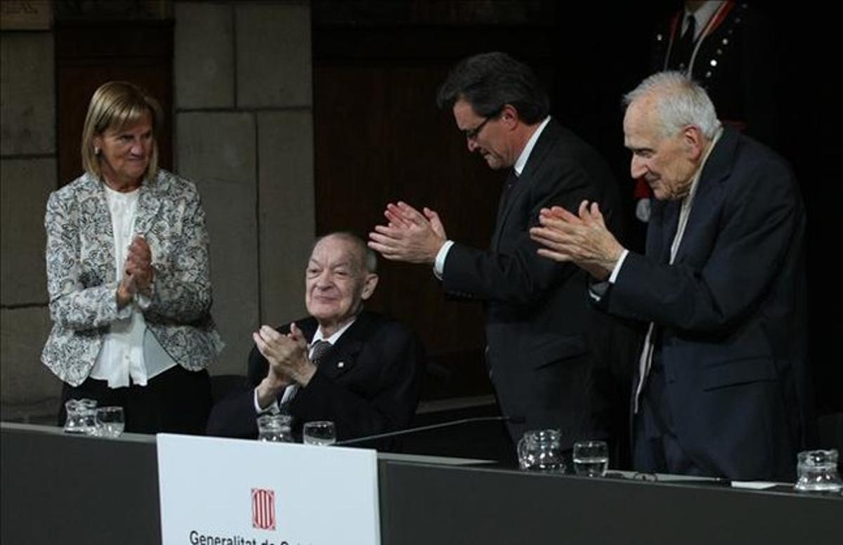Ainaud de Lasarte, al rebre la Medalla d’Or de la Generalitat. Ainaud de Lasarte, al rebre la Medalla d’Or de la Generalitat.