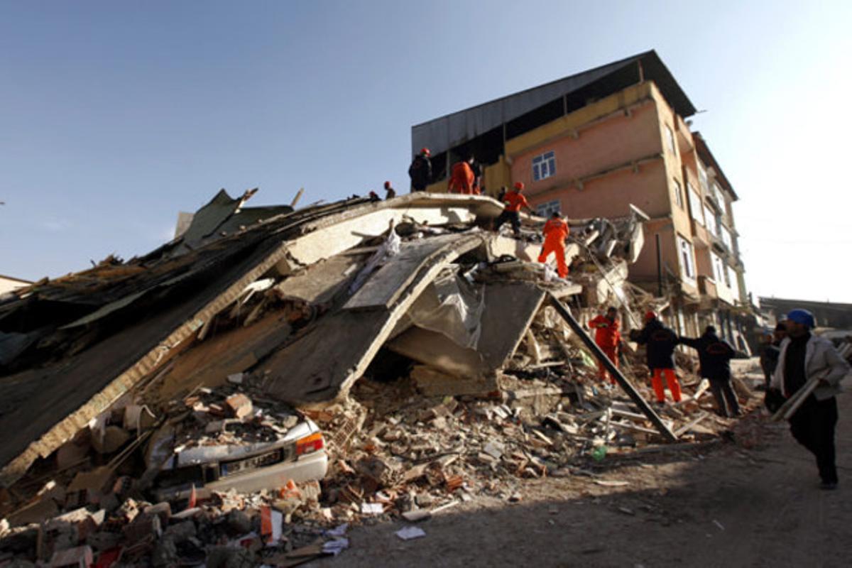 Els equips de rescat treballen en un edifici en ruïnes després del fort terratrèmol que aquest diumenge va sacsejar l’est de Turquia.