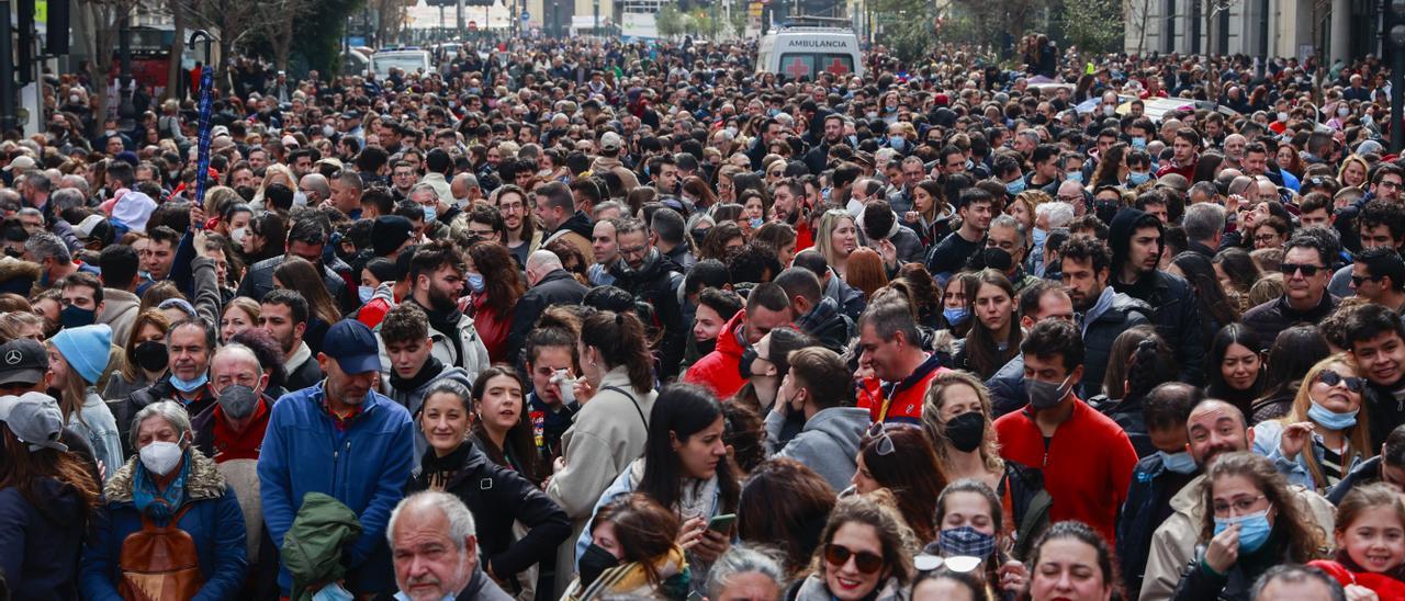 Pocas mascarillas en las aglomeraciones que se dieron para ver las mascletades.