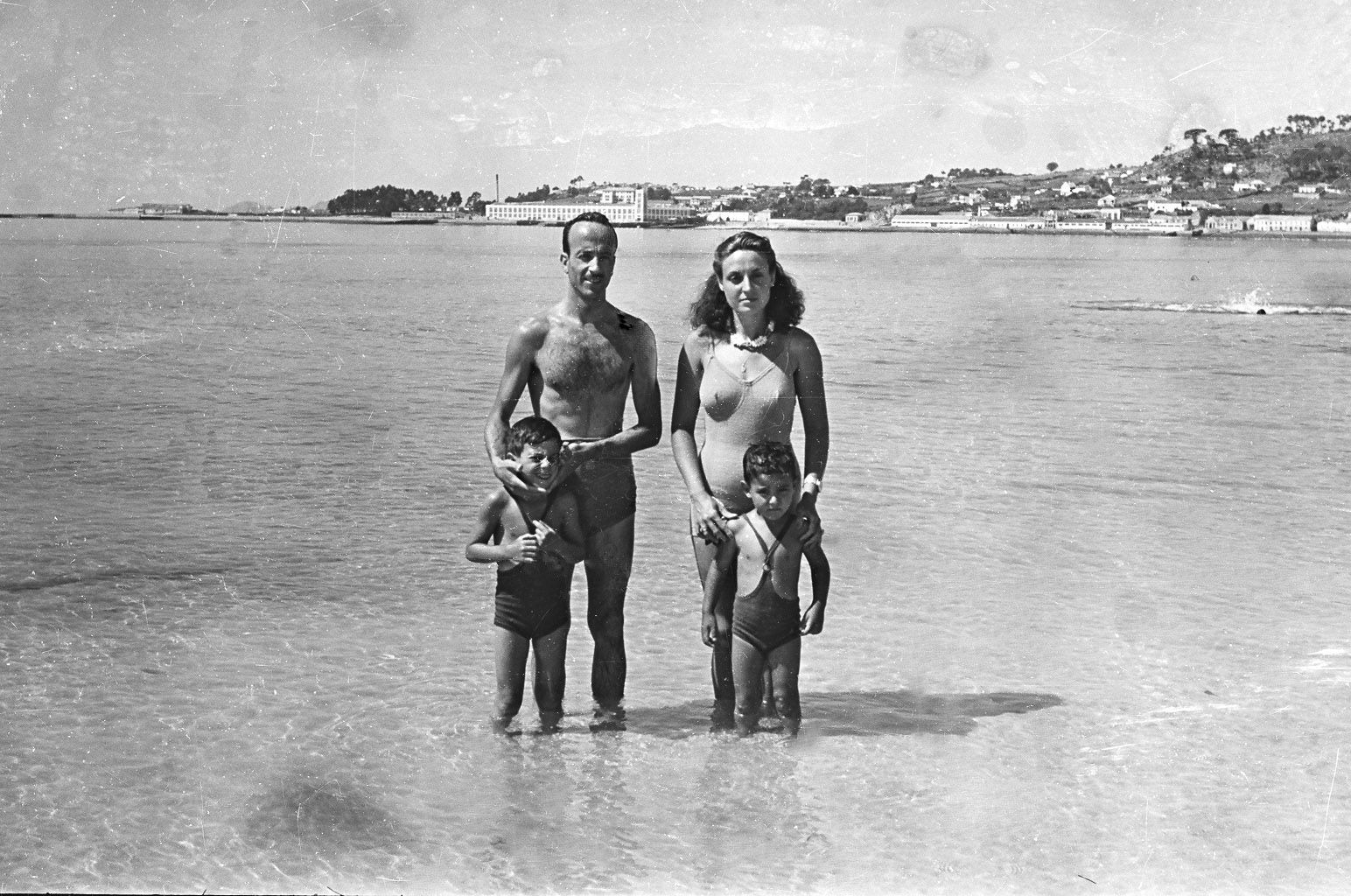 En la playa de Rodeira (finales de los 40), con su padre, su madre y su hermano