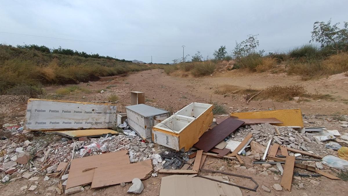 Escombros y basura en la rambla del Albujón, a la altura de Los Conesas.