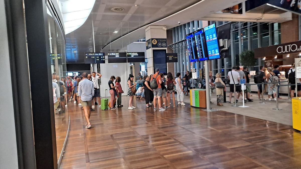 Una larga cola se formó en el único bar del aeropuerto de Venecia después de medianoche para canjear los vales para cenar.