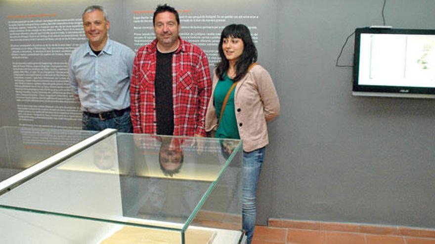 El alcalde Jaume Alzamora, el regidor Tolo Gili y Margalida Massanet, ayer en la muestra.