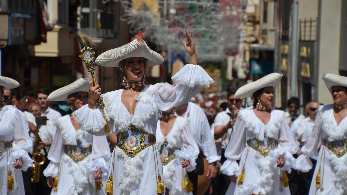La Entrada Cristiana toma las calles con sus majestuosos trajes.