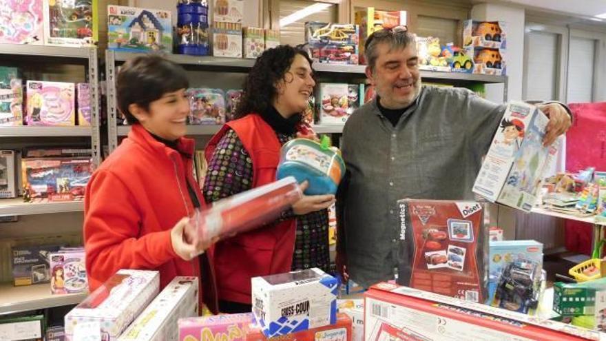 Olga Macias, Meritxell Prat i Miquel Riera a la botiga, ahir