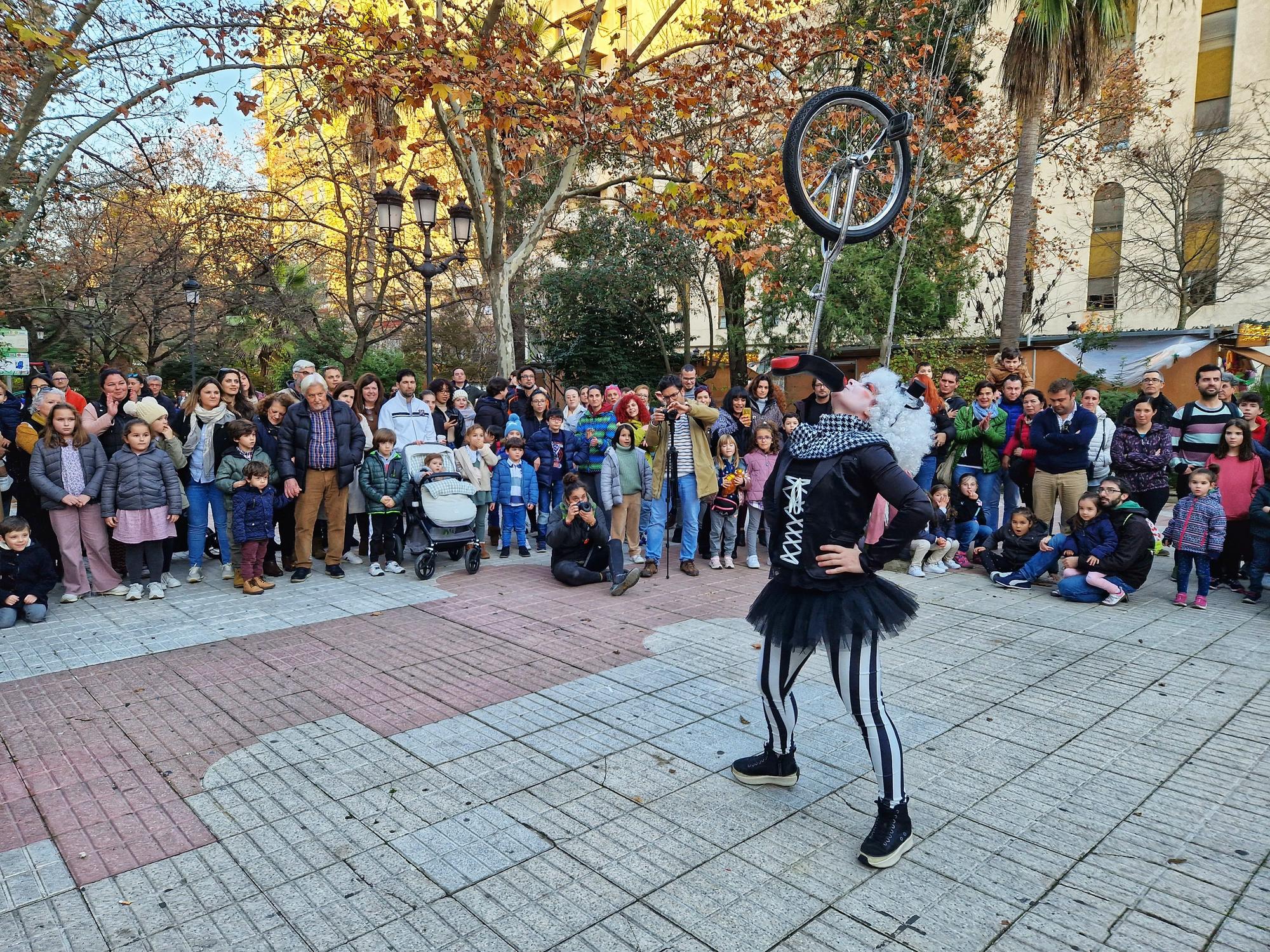 El pasacalles navideño de Cáceres cautiva a los ciudadanos