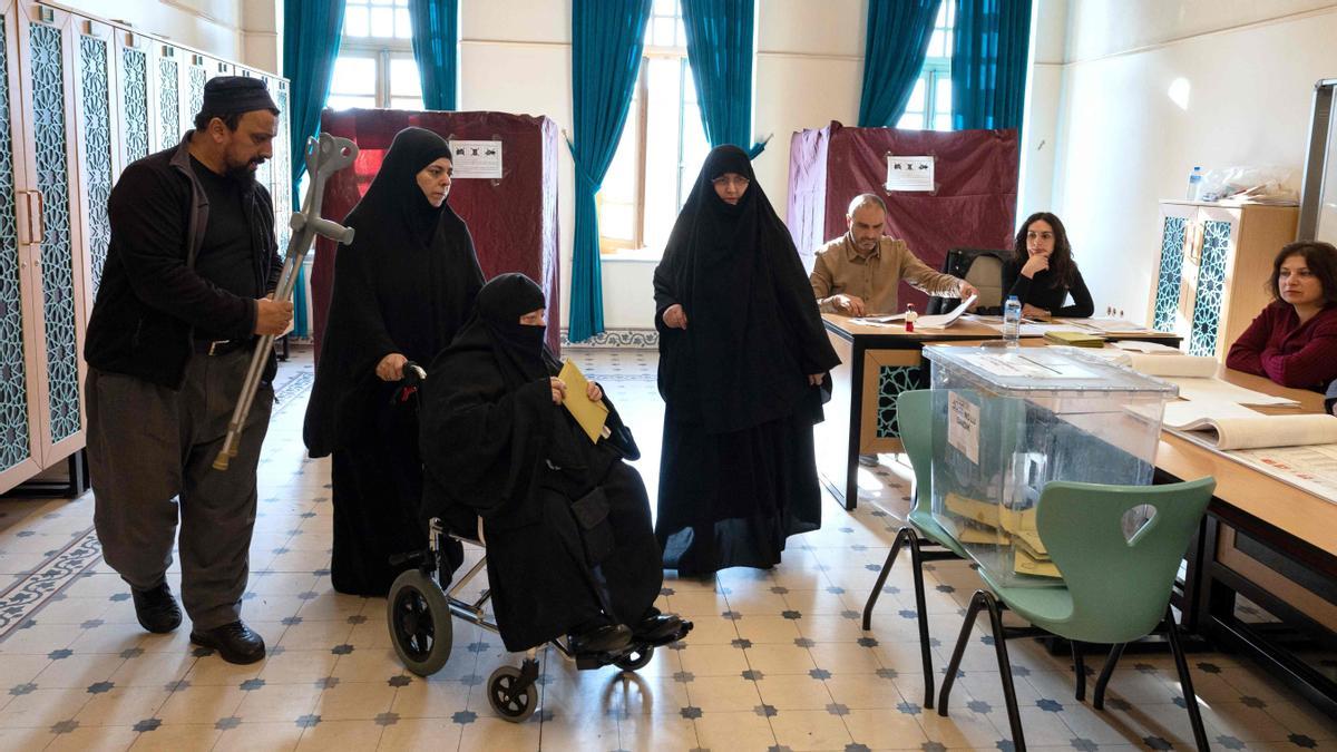 Ciudadanos ejerciendo su derecho al voto en Estambul durante las elecciones generales en Turquía