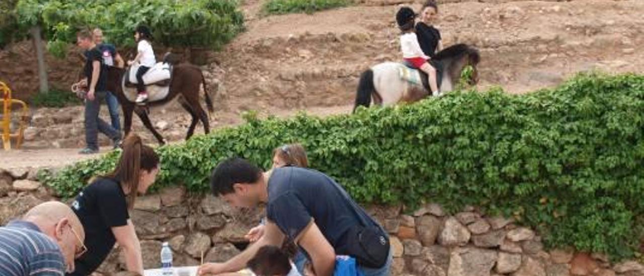 las actividades programadas van dirigidas, especialmente, a los más pequeños que podrán participar en los concursos de dibujos y pasear con ponis por toda la fortaleza ondense. La empresa Sargantana Aventura también ofrece deportes de aventura como la tirolina f carlos rodríguez