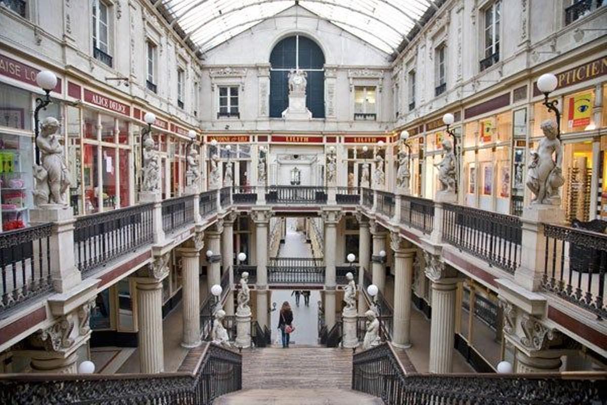 El Passage Pommeraye es una galería comercial de 1843 que fusiona elementos como columnas de piedra, escaleras de madera y vidrieras.
