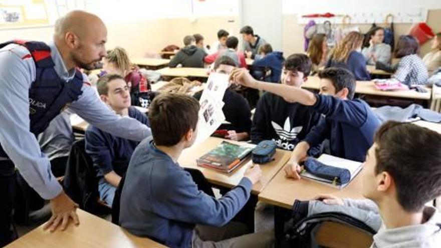 Un moment del taller «Share» que imparteixen els Mossos al centre Vedruna de Girona.