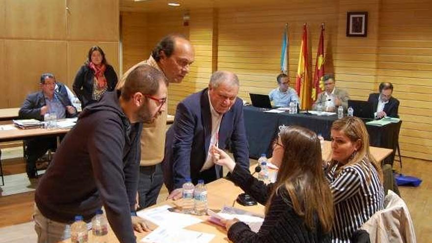 Los concejales del PSOE debaten su postura sobre la ordenanza de las playas durante el receso en el pleno para tratar este asunto. // FdV