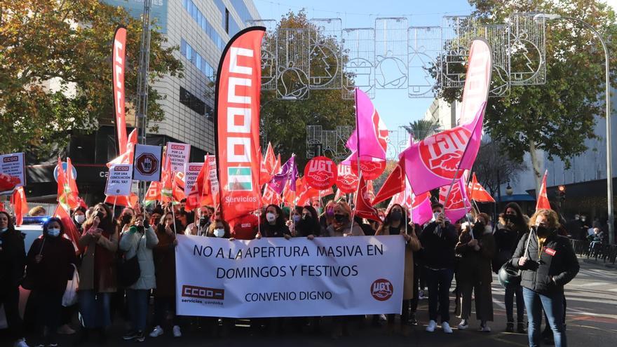 UGT y CCOO se manifiestan por la modificación del calendario de apertura de domingos y festivos