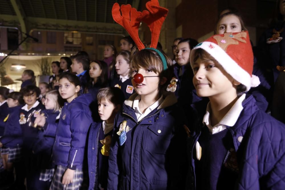 Primer día del árbol de Navidad, pista de patinaje sobre hielo y el tiovivo del ayuntamiento