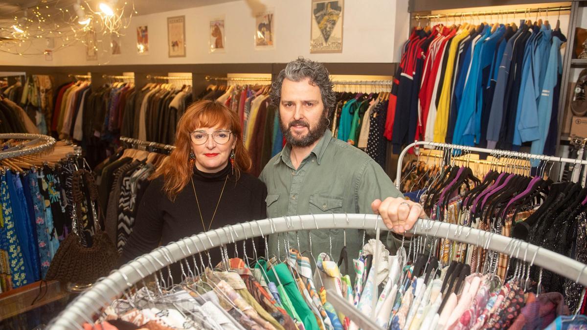 Pablo Pose acompañado de su mujer en la tienda Vintage &amp; Coffe