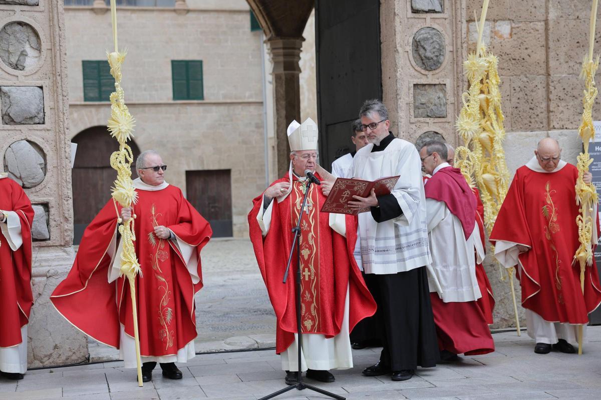 El obispo de Mallorca, durante la bendición de palmas y ramos