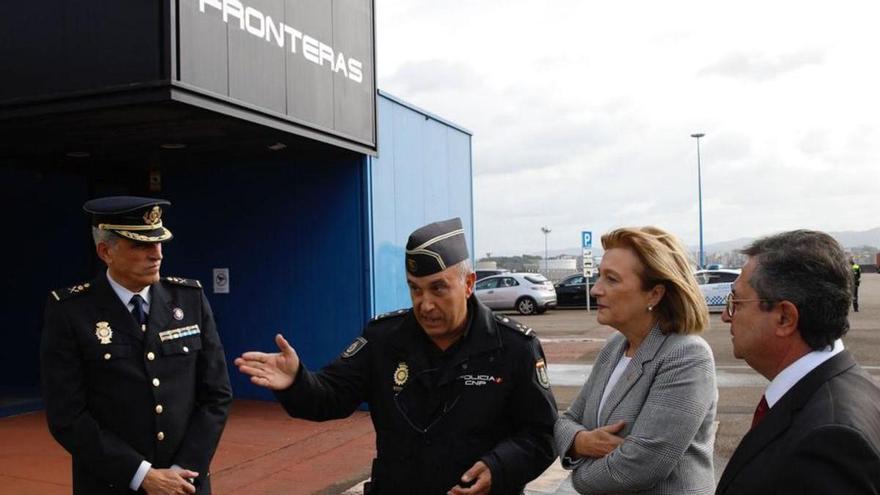 Por la izquierda, el jefe superior de la Policía en Asturias, Luis Carlos Espino; Hermenegildo Ordiales, Delia Losa y Laureano Lourido, ayer, ante el nuevo puesto policial de control de fronteras en El Musel.