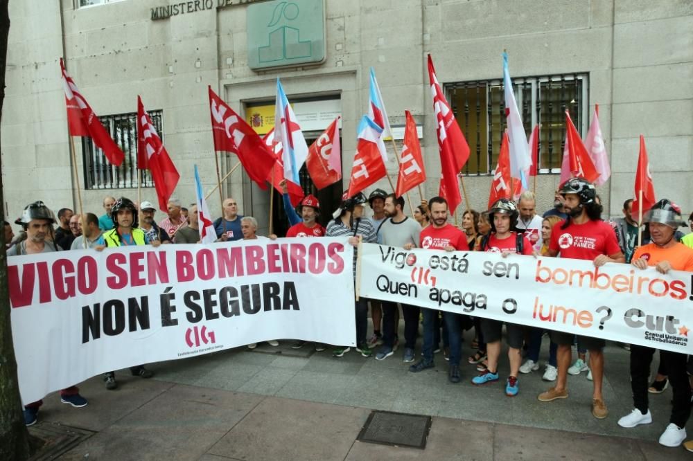 Los bomberos de Vigo, en huelga indefinida