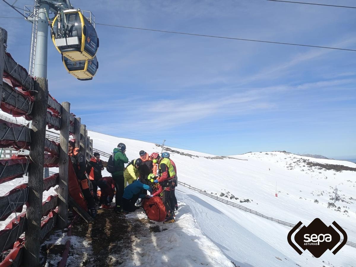 Los rescatadores atendiendo a la herida en Pajares.