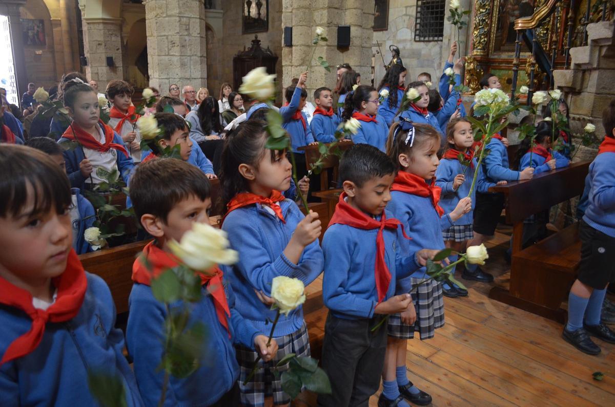 Ofrenda floral del colegio San Vicente de Paúl de Benavente a la Virgen de la Vega, en imágenes