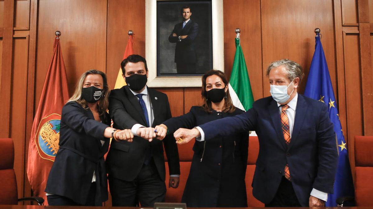 PP, PSOE y Cs cierran un acuerdo para las cuentas municipales. En la foto, Isabel Albás, José María Bellido, Isabel Ambrosio y Salvador Fuentes tras el pacto.