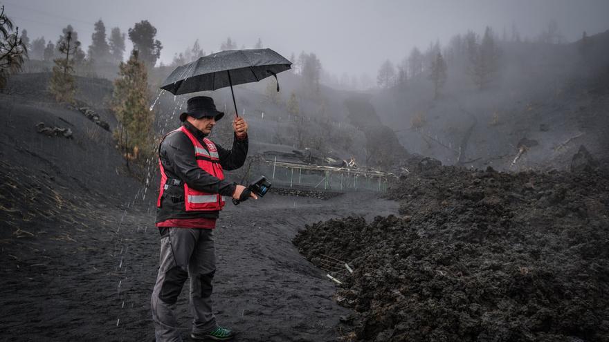 El volcán escupe lava sin azufre y apta para reutilizar en la reconstrucción de La Palma