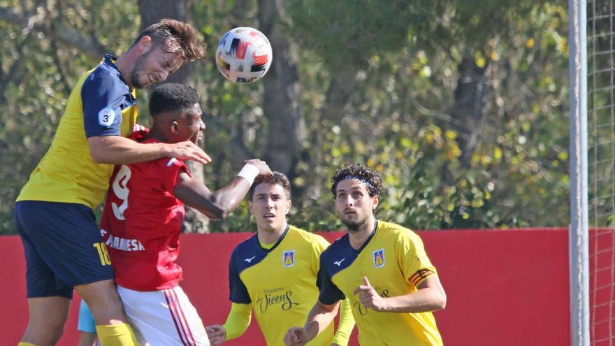 Noah va rebre un marcatge molt dur per part dels defensors del Castelldefels