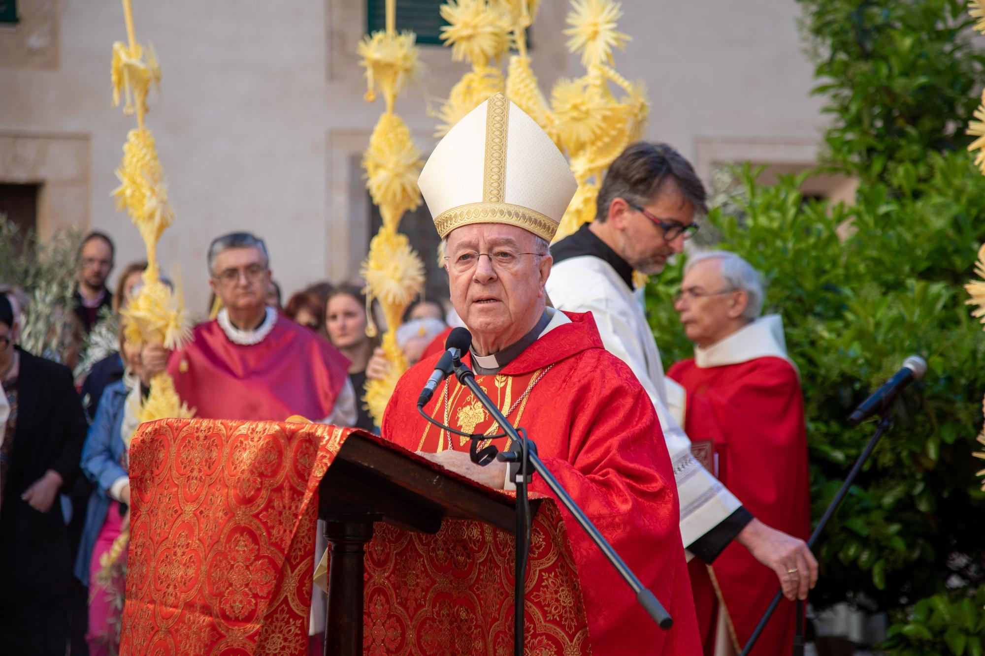 El obispo de Mallorca, Sebastià Taltavull, da el ‘sus’ al Domingo de Ramos, con la la bendición de los ramos y una misa en la Seu
