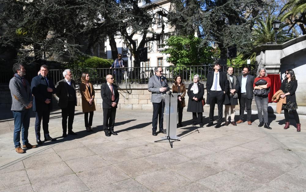 La alcaldesa Inés Rey ha descubierto una placa conmemorativa en la plaza de la Constitución en recuerdo del 200 aniversario de la revolución de 1820, en la que A Coruña fue protagonista.