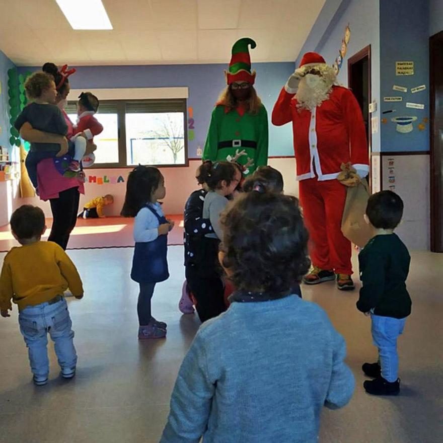 Papá Noel en su visita a la guardería de Villanueva de Azoague. | E. P.