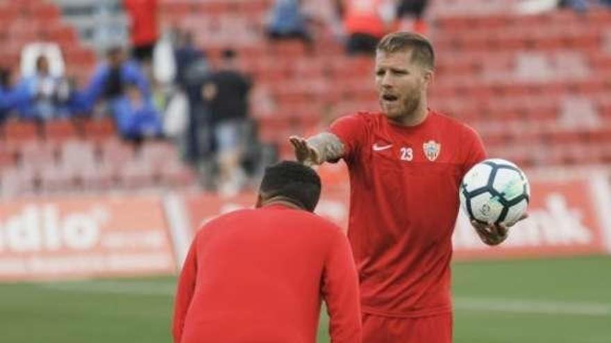 Morcillo, con la camiseta del Almería.