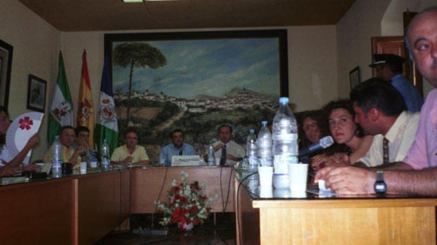 Foto histórica de la corporación durante la moción de censura al PSOE del año 2000. Aparecen, entre otros, Francisco Conejo, Antonia Ledesma, Juan Martín Serón y Gregorio Guerra.