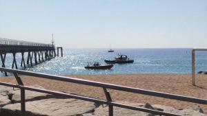 Perímetro de seguridad junto al Pont del Petroli de Badalona por un objeto encontrado en el fondo del mar.