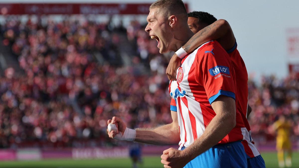Dovbyk celebra con Savinho el primer gol del Girona en Montilivi.