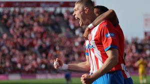 Dovbyk celebra con Savinho el primer gol del Girona en Montilivi.